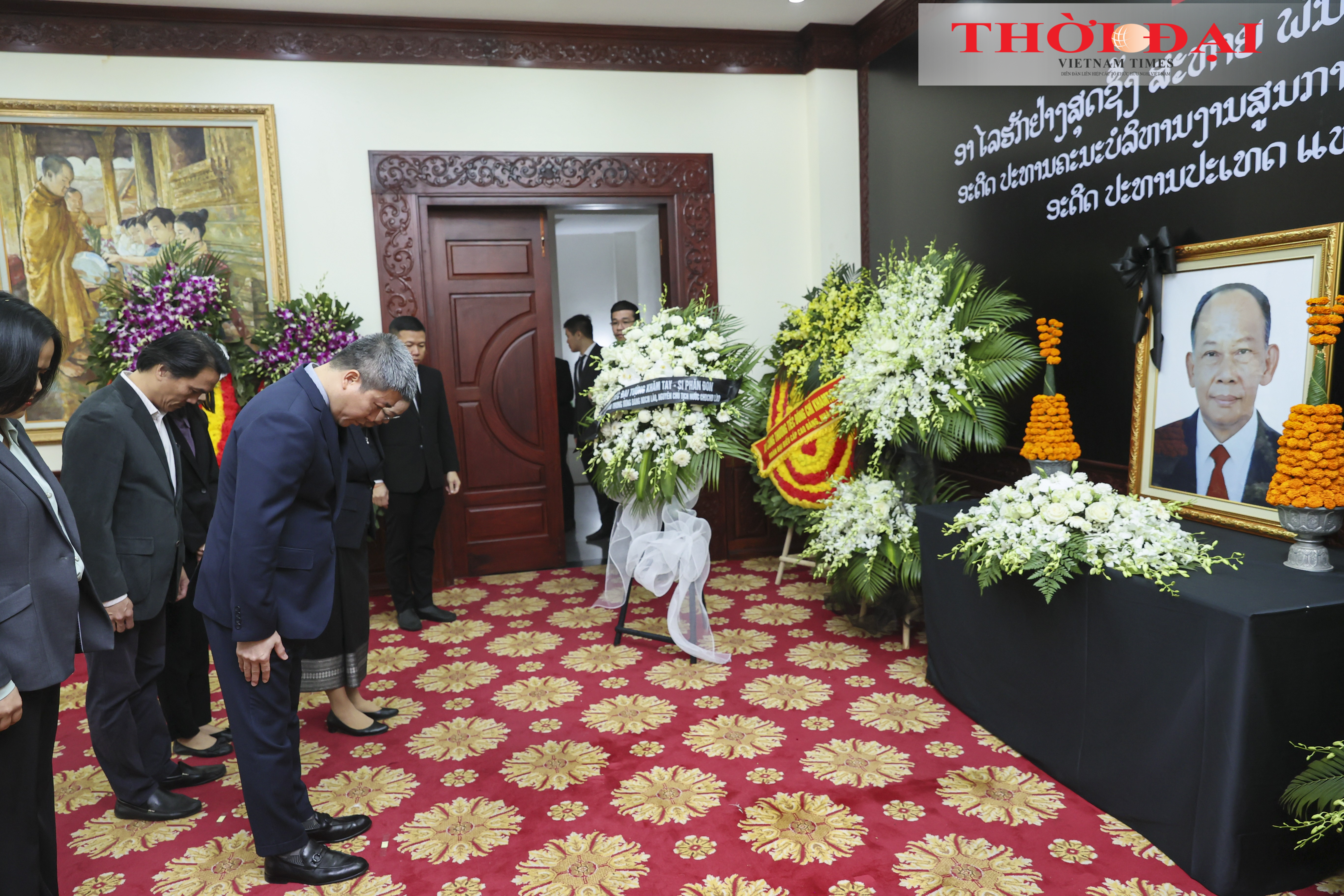 Chủ tịch Liên hiệp các tổ chức hữu nghị Việt Nam Chủ tịch Phan Anh Sơn viếng Đại tướng Khamtay Siphandone. (Ảnh: Đinh Hòa)