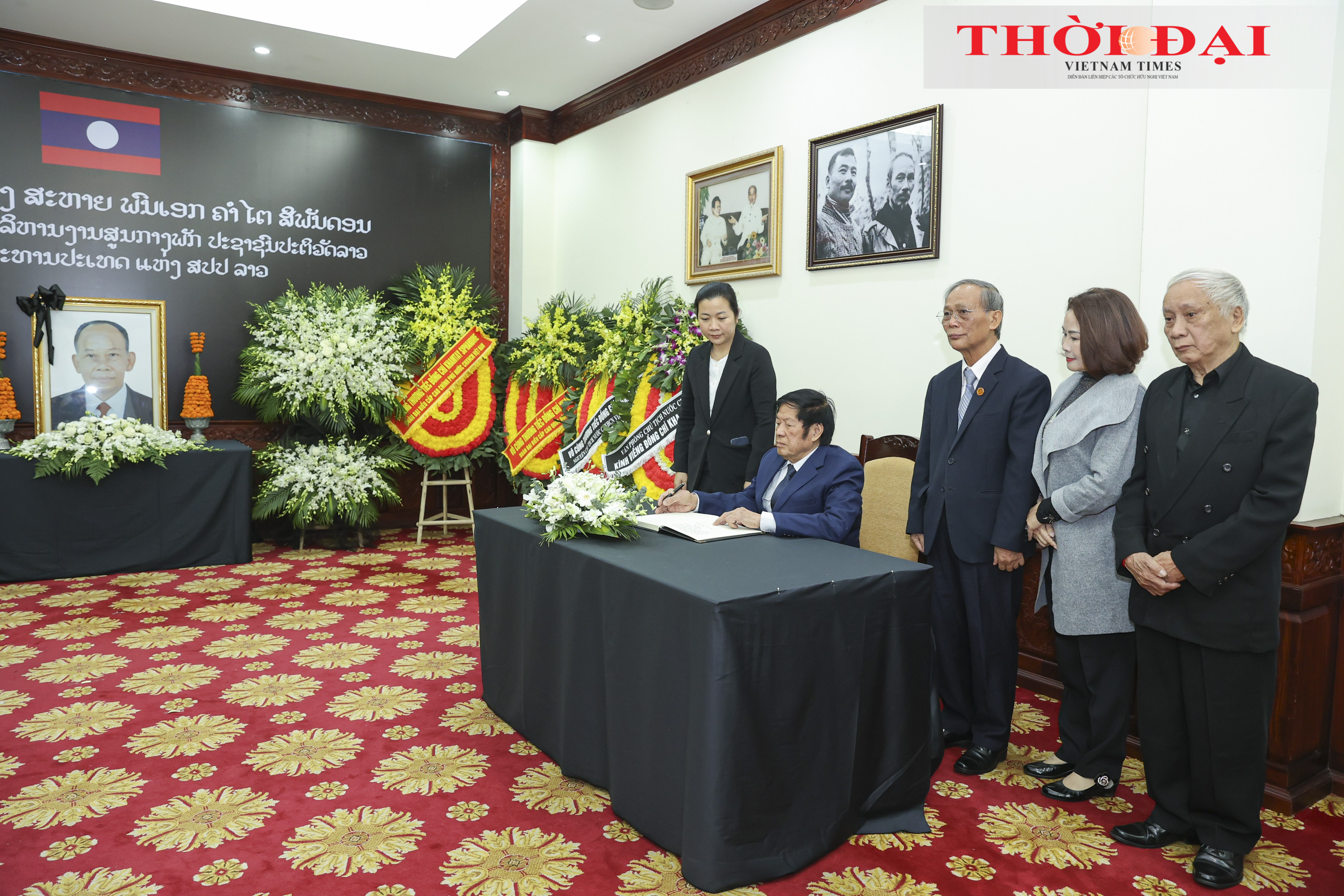 Trung tướng Nguyễn Tiến Long, Phó Chủ tịch Hội hữu nghị Việt Nam – Lào ghi sổ tang. (Ảnh: Đinh Hòa)
