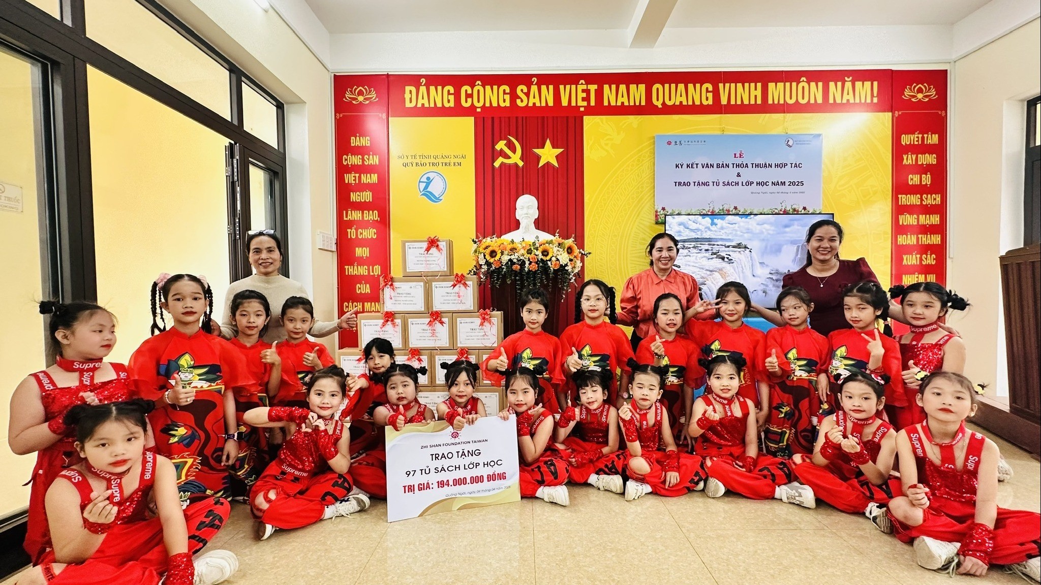 Zhi Shan Foundation trao thiết bị thư viện, tặng sách cho học sinh Quảng Ngãi