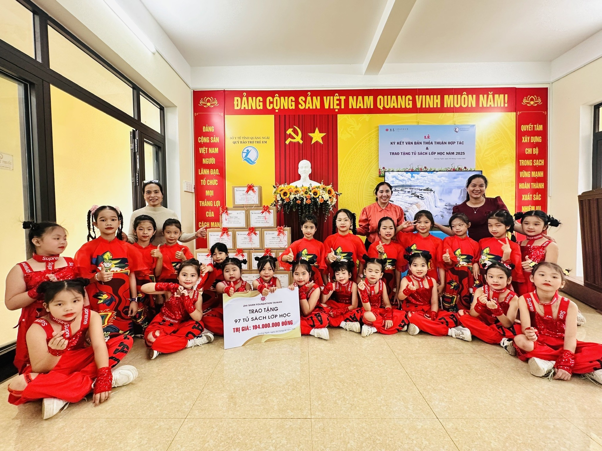 Zhi Shan Foundation trao thiết bị thư viện, tặng sách cho học sinh Quảng Ngãi