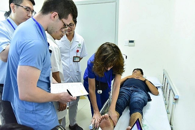Operation Walk Chicago giúp bệnh nhân nghèo Việt Nam thay khớp miễn phí