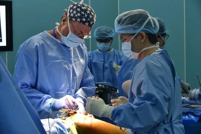 Operation Walk Chicago giúp bệnh nhân nghèo Việt Nam thay khớp miễn phí