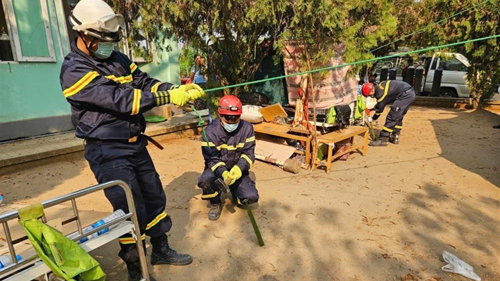 Công an Việt Nam sẻ chia nhu yếu phẩm, giúp đỡ người dân Myanmar