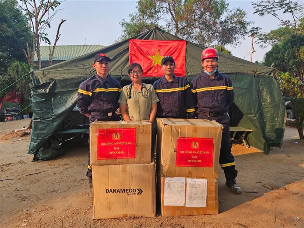 Đoàn cứu trợ Bộ Công an trao tặng nhu yếu phẩm và vật dụng cần thiết đến người dân Myanmar. (Ảnh: Bộ Công an)