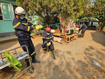 Công an Việt Nam sẻ chia nhu yếu phẩm, giúp đỡ người dân Myanmar