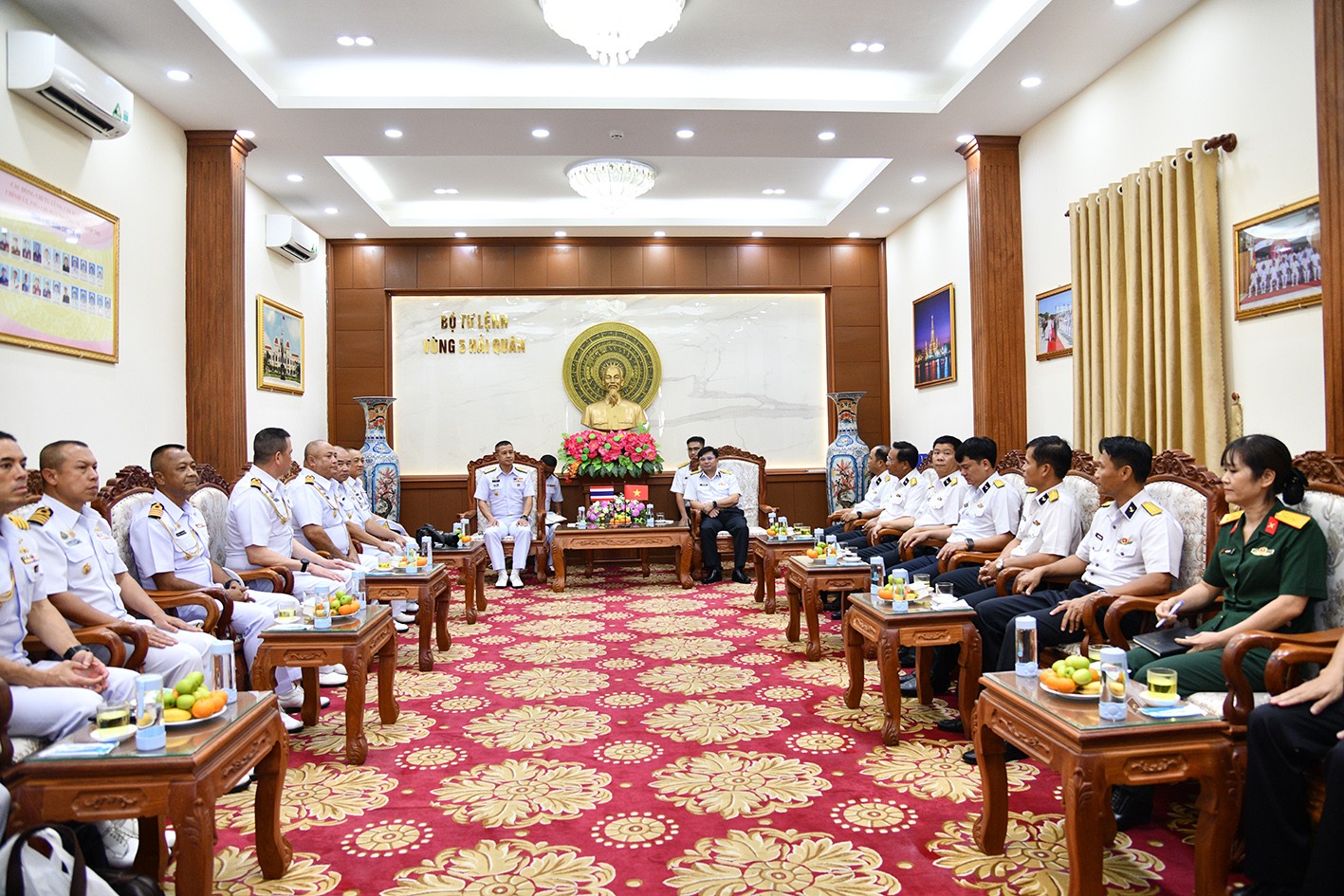 - Ảnh 3: Phó Đô đốc Arpa Chapanont và đoàn công tác Hải quân Hoàng gia Thái Lan chào xã giao Bộ Tư lệnh Vùng 5 Hải quân