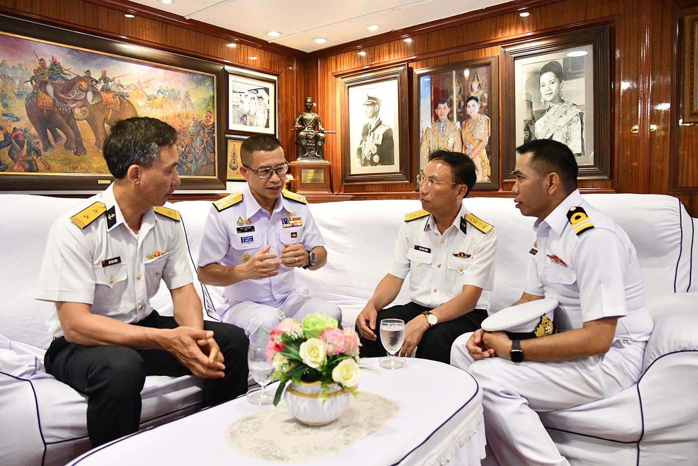 - Ảnh 8: Phó Đô đốc Arpa Chapanont trao đổi với Đại tá Ngô Văn Thành trên tàu FFG-421