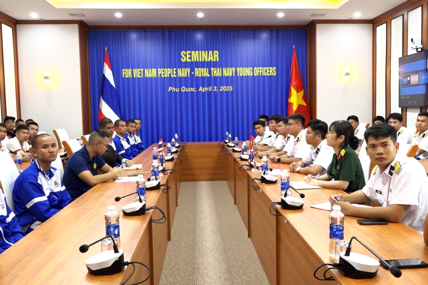 - Ảnh 12: Quang cảnh buổi tọa đàm sĩ quan trẻ