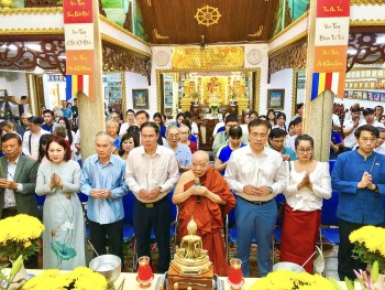 Vui Tết cổ truyền nước bạn tại thành phố Hồ Chí Minh