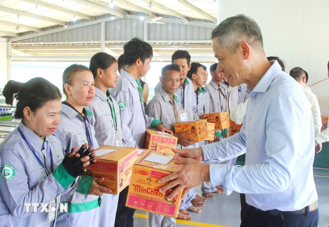Đại sứ Nguyễn Minh Vũ thăm hỏi, tặng quà cho người lao động gốc Việt và người Campuchia tại Khu liên hợp Snuol của công ty Thaco Agri. (Ảnh: Quang Anh/TTXVN) ttxvn-viet-nam-campuchia-cham-lo-nguoi-lao-dong-2.jpg