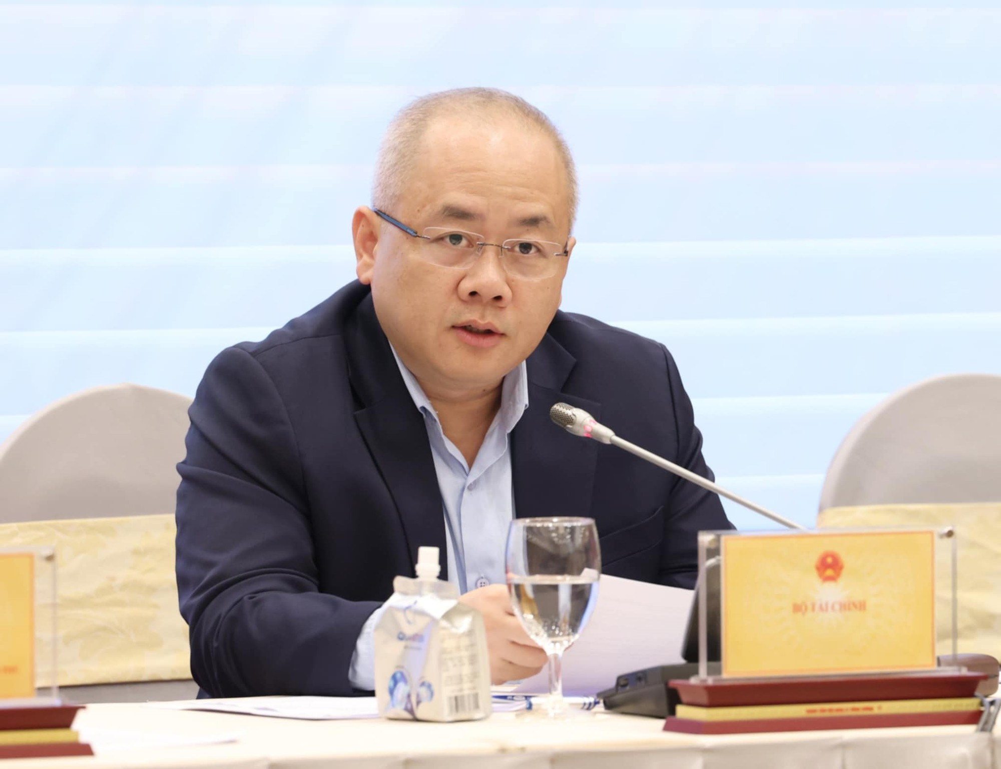 Thứ trưởng Bộ Tài chính Đỗ Thành Trung trả lời câu hỏi của phóng viên tại họp báo. (Ảnh: VGP/Nhật Bắc)