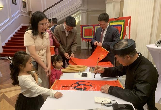 Viết thư pháp tại lễ Giỗ Tổ Hùng Vương năm 2025 tại thủ đô Washington DC. Ảnh: Ngọc Quang/TTXVN