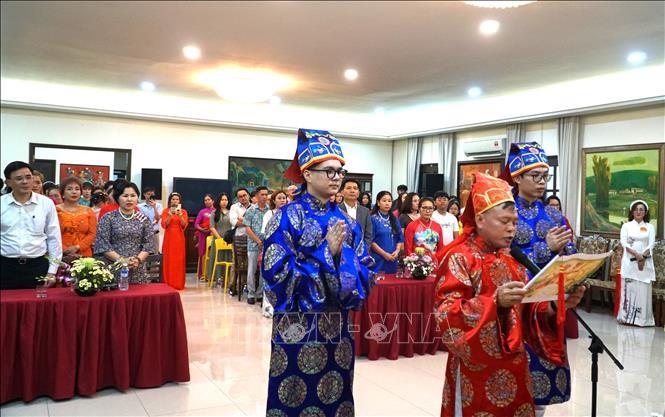 Ông Nguyễn Quốc Hoàng - Phó Chủ tịch Hiệp hội hữu nghị Malaysia - Việt Nam chủ trì Lễ tế và dâng hương (áo dài đỏ). Ảnh: Hằng Linh/TTXVN Ông Nguyễn Quốc Hoàng - Phó Chủ tịch Hiệp hội hữu nghị Malaysia - Việt Nam chủ trì Lễ tế và dâng hương (áo dài đỏ). Ảnh: Hằng Linh/TTXVN