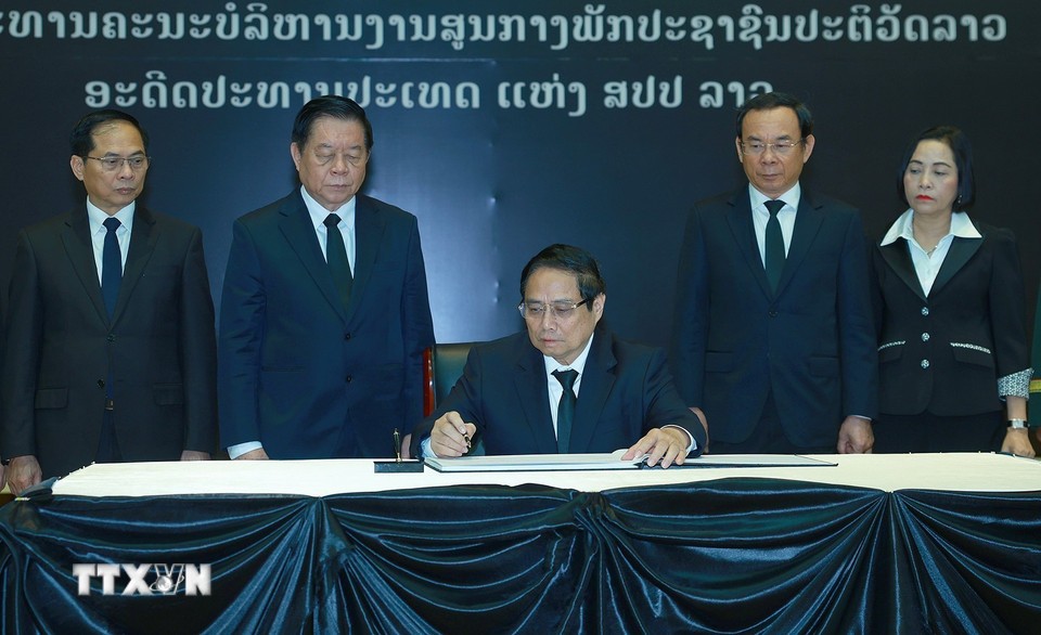 Thủ tướng Phạm Minh Chính ghi sổ tang chia buồn. 