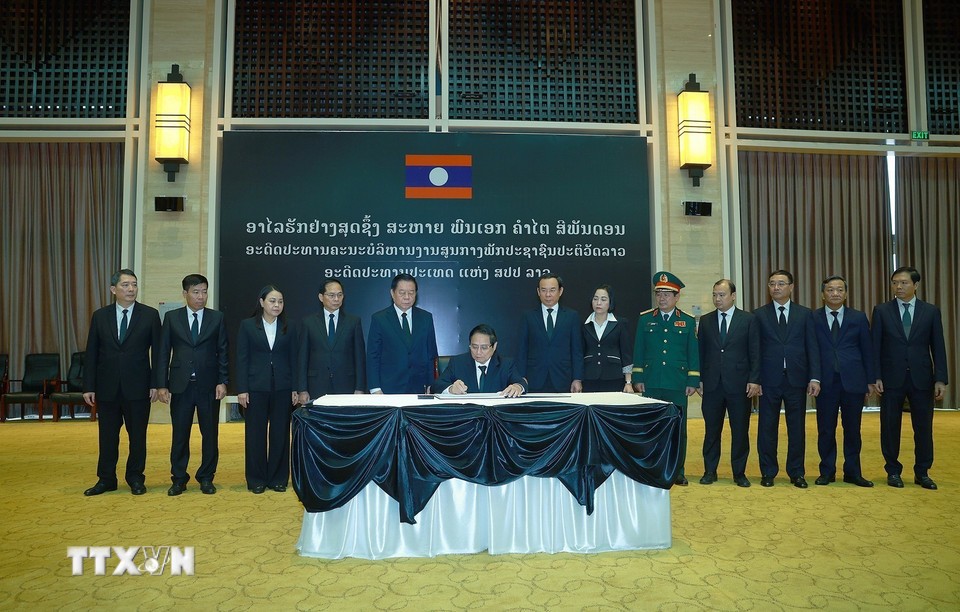Thủ tướng Phạm Minh Chính ghi sổ tang chia buồn. Thủ tướng Phạm Minh Chính ghi sổ tang chia buồn.