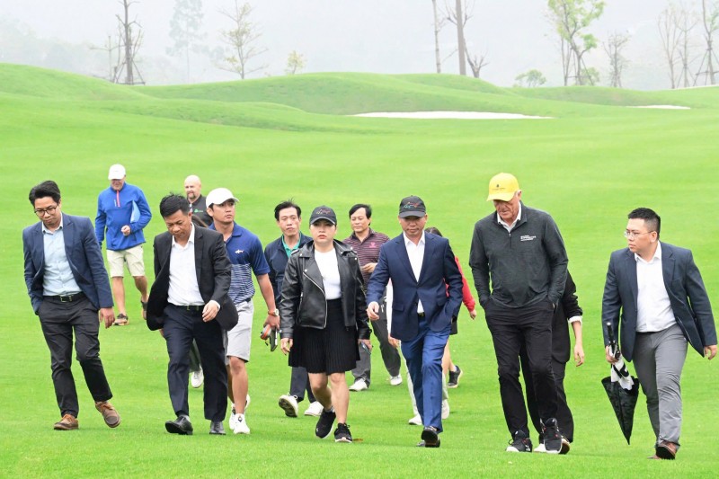 Greg Norman kiểm tra chi tiết về mặt địa hình, chất lượng thảm cỏ, hệ thống hồ nước, cũng như bố cục và độ khó của từng hố golf