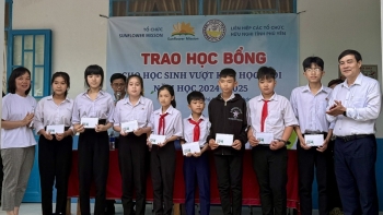 sunflower misson trao 355 suat hoc bong cho hoc sinh ngheo hieu hoc tai phu yen va kien giang