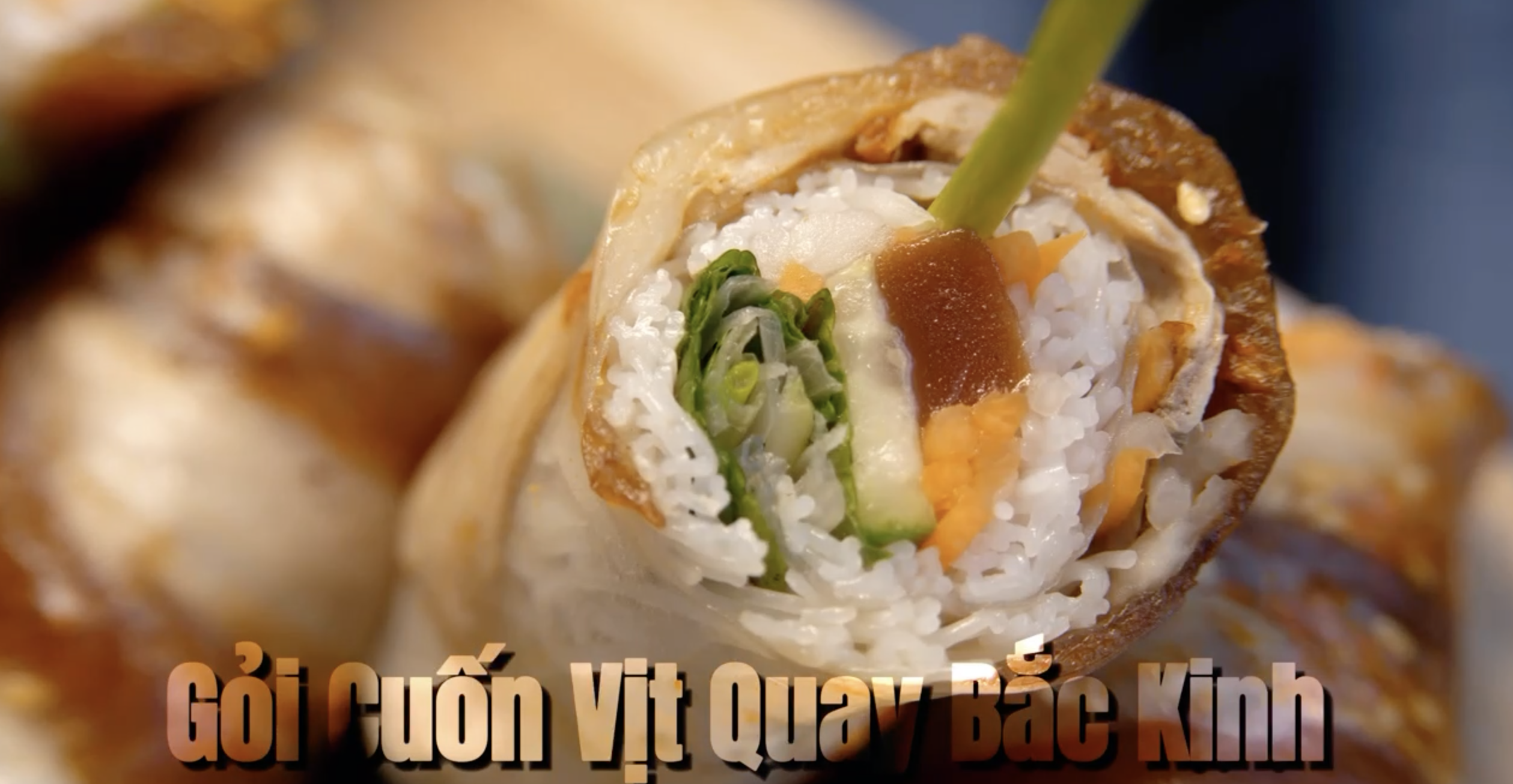 Gỏi cuốn vịt quay Bắc Kinh: Món ăn Việt Nam mang hương vị Trung Quốc