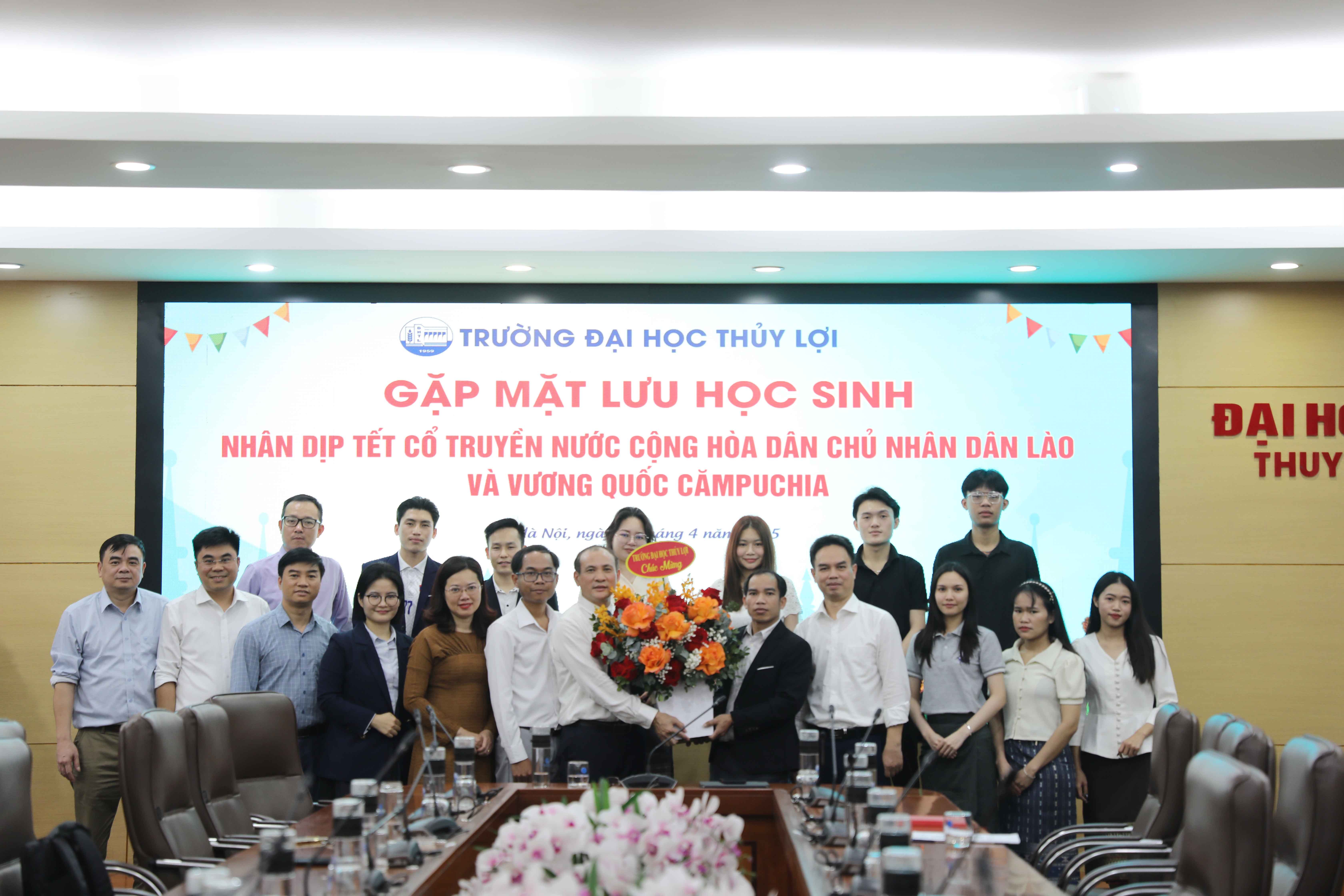 Tết cổ truyền ấm áp của lưu học sinh Lào, Campuchia trên đất Việt