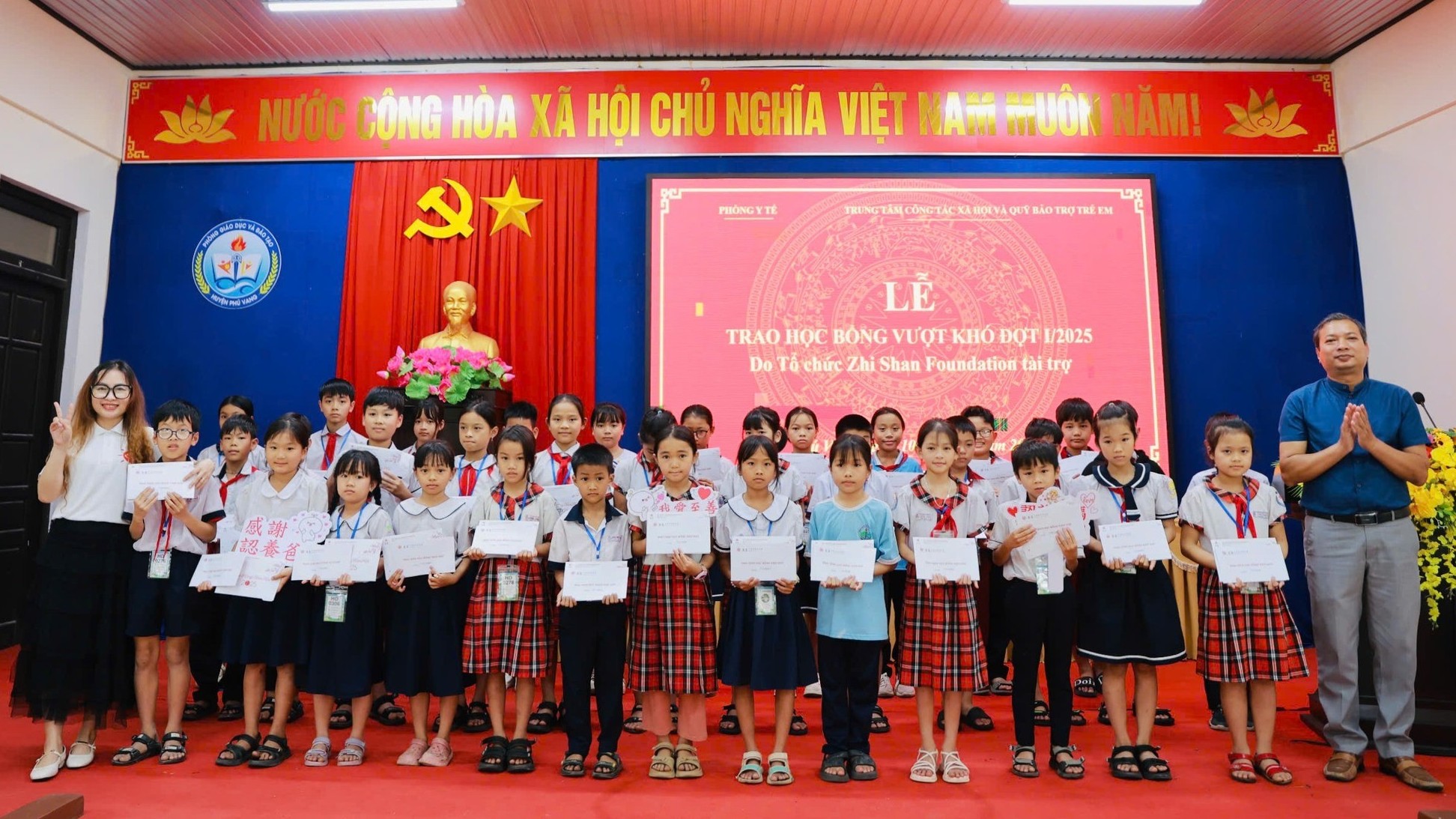 Zhi Shan tặng học bổng, sách chờ học sinh khó khăn của Huế