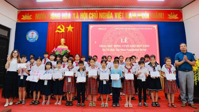 Zhi Shan tặng học bổng, sách chờ học sinh khó khăn của Huế