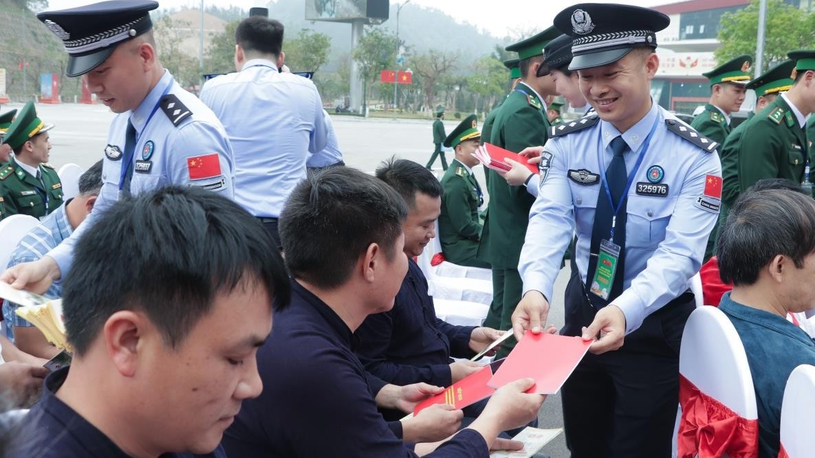 Sĩ quan, cán bộ trẻ Việt - Trung cùng xây dựng biên giới hòa bình, ổn định
