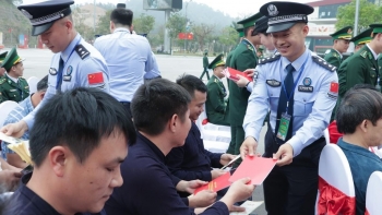 si quan can bo tre viet trung cung xay dung bien gioi hoa binh on dinh