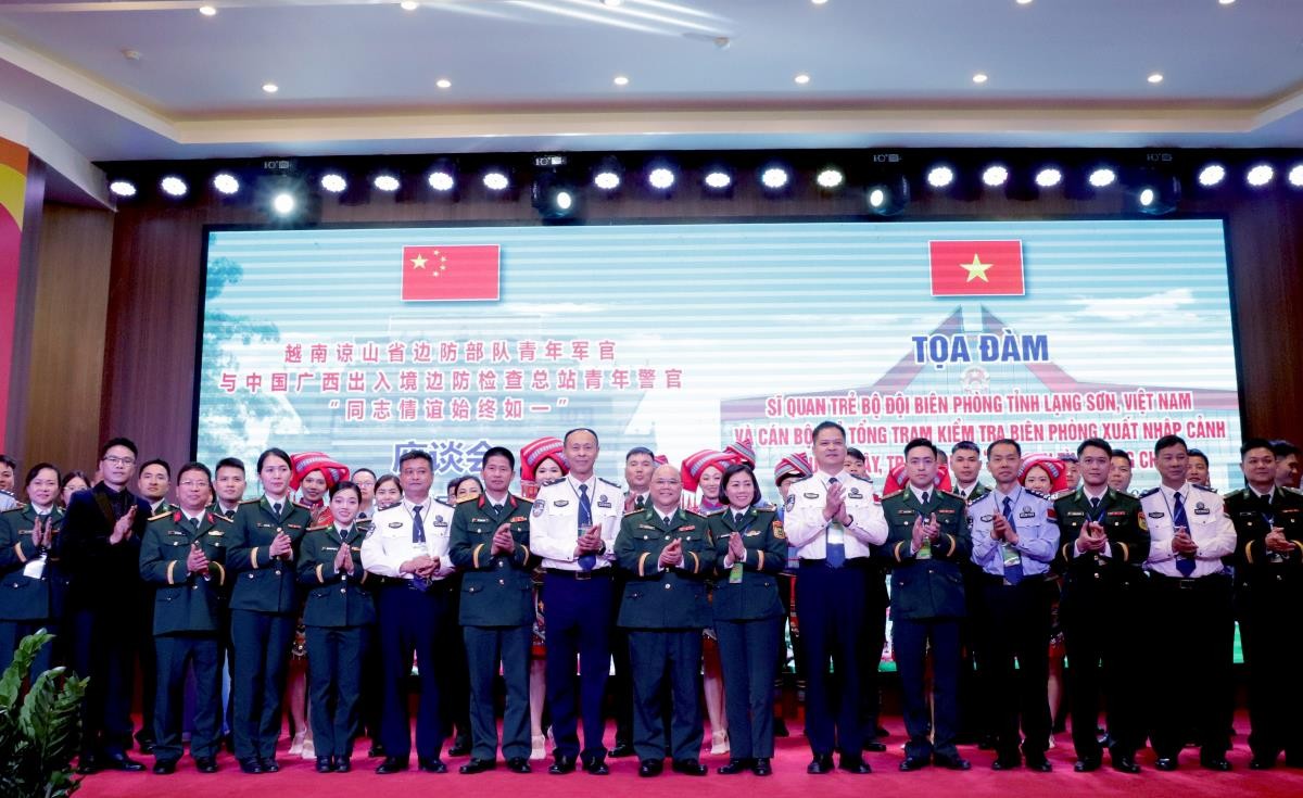 Các đại biểu tham dự tọa đàm chụp ảnh lưu niệm. (Ảnh: Báo Lạng Sơn)