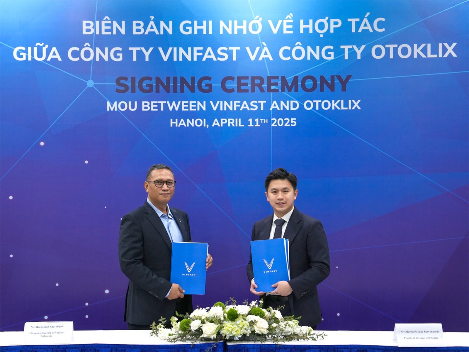 Giám đốc Dịch vụ Hậu mãi VinFast Indonesia, ông Mochamad Agus Rijadi (trái) và Giám đốc điều hành PT Oto Klix Indonesia, ông Martin Reyhan Suryohusodo tại lễ ký kết MOU (Ảnh: BTC).