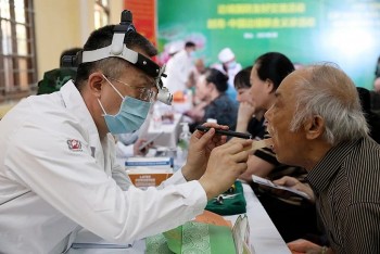Quân y Việt - Trung khám, chữa bệnh cho người dân biên giới hai nước