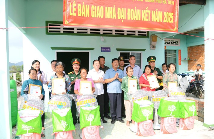 Đồng bào Khmer mừng Tết cổ truyền Chol Chnam Thmay trong ngôi nhà mới