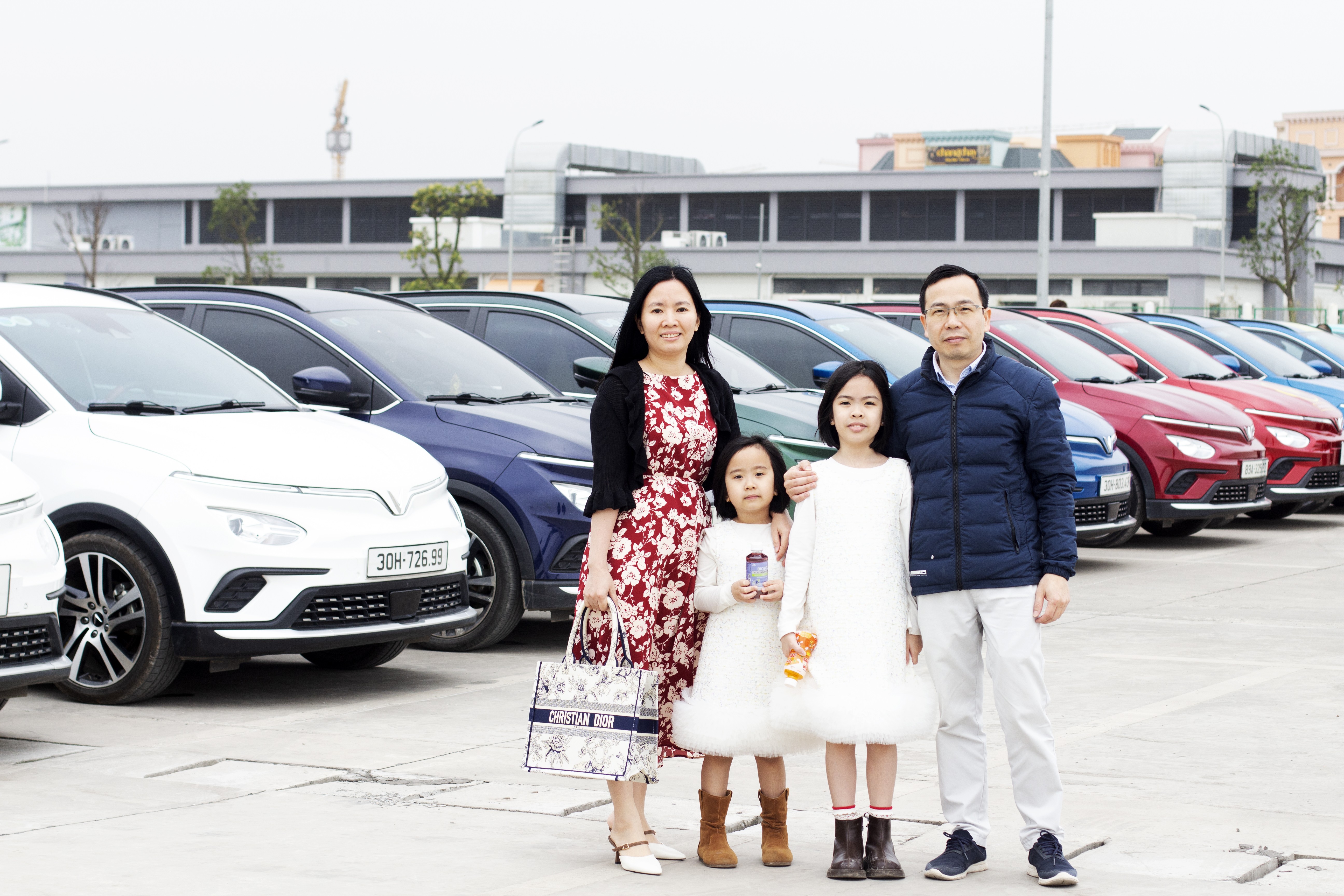 Gần 400 xe điện VinFast tạo biểu tượng 
