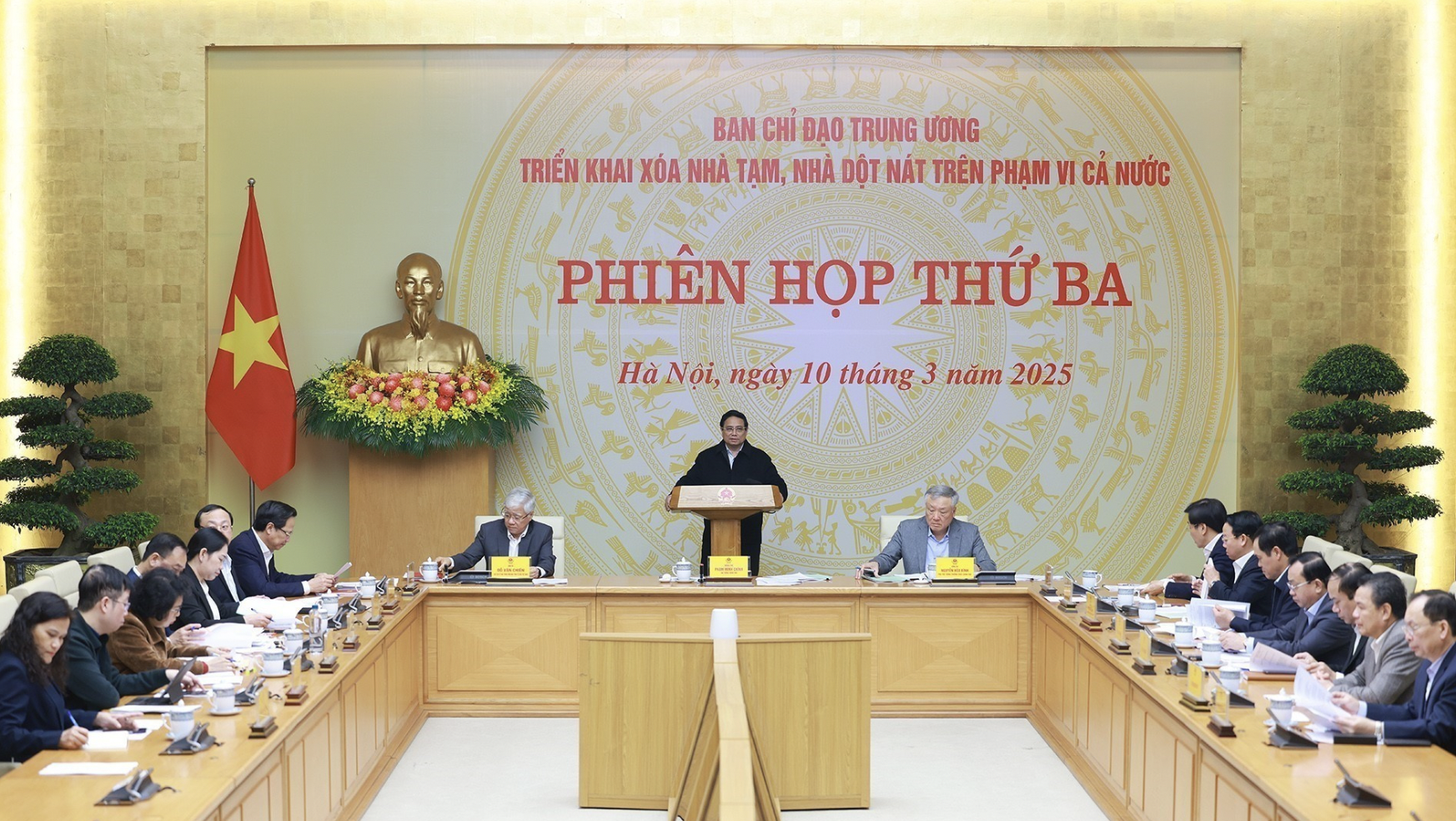 Thủ tướng chủ trì Phiên họp thứ ba của Ban Chỉ đạo Trung ương về xoá nhà tạm, nhà dột nát. (Ảnh: TTXVN)