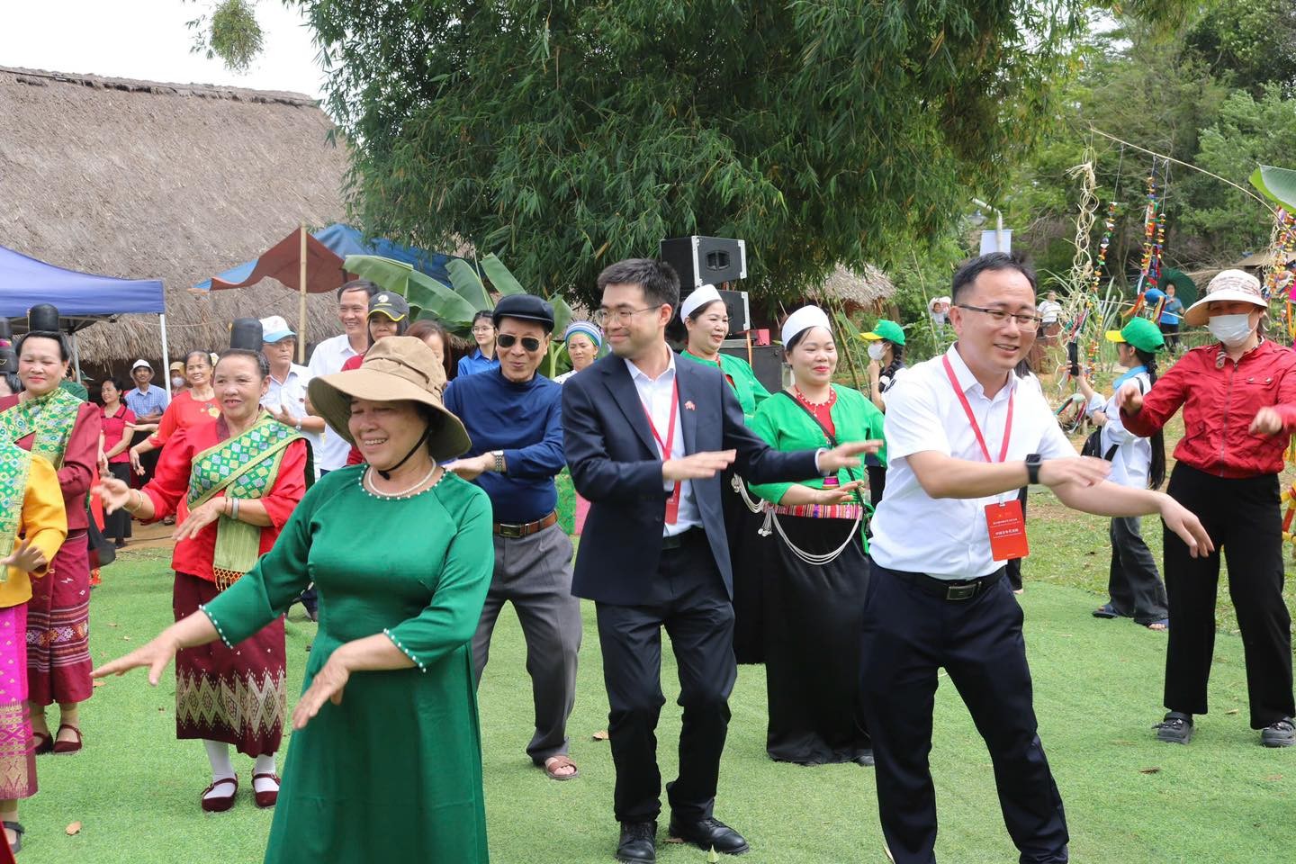 Đại biểu thanh niên Trung Quốc hòa vào điệu múa truyền thống của người Khơ mú. (Ảnh: doanthanhnien.vn)