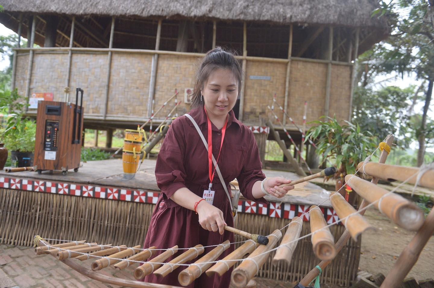 Đại biểu thanh niên Trung Quốc trải nghiệm đánh đàn T'rưng của đồng bào Xơ đăng Đại biểu thanh niên Trung Quốc trải nghiệm đánh đàn T'rưng của đồng bào Xơ đăng