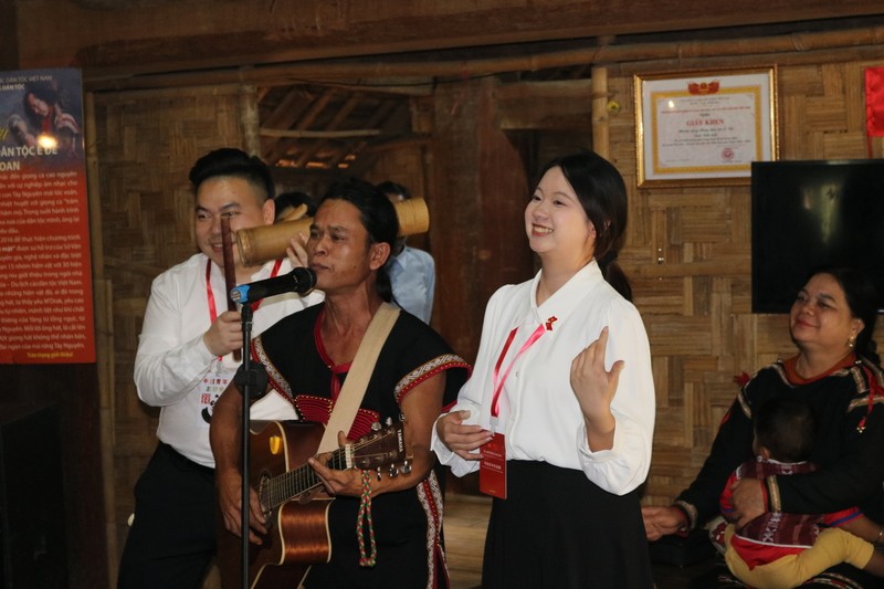Chủ nhà tiếp đón khách bằng những ca khúc truyền thống của Tây nguyên. (Ảnh: doanthanhnien.vn) Chủ nhà tiếp đón khách bằng những ca khúc truyền thống của Tây nguyên. (Ảnh: doanthanhnien.vn)