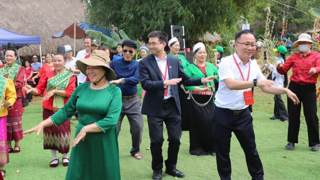 [Ảnh] Đại biểu thanh niên Trung Quốc tìm hiểu văn hoá các dân tộc Việt Nam