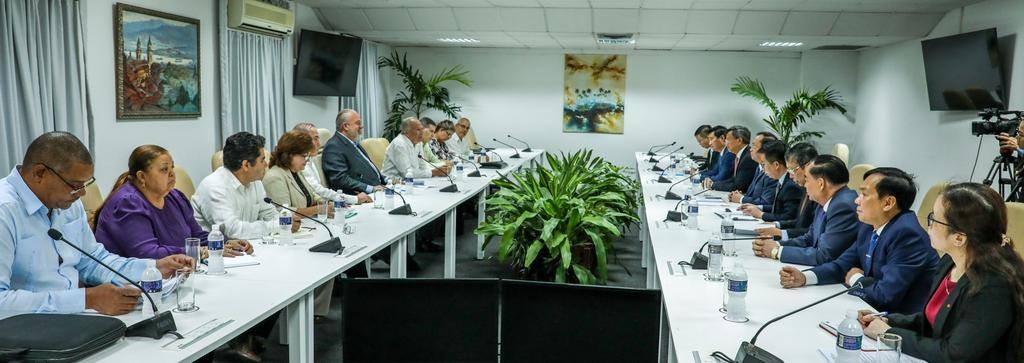 Thủ tướng Cuba Manuel Marrero Cruz tiếp đoàn công tác. (Ảnh: Đại sứ quán Việt Nam tại Cuba)