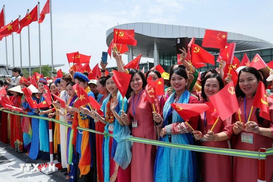 Đại diện các tầng lớp nhân dân Thủ đô Hà Nội đón Tổng Bí thư, Chủ tịch Trung Quốc Tập Cận Bình và Đoàn đại biểu cấp cao Trung Quốc tại sân bay quốc tế Nội Bài. (Ảnh: TTXVN)