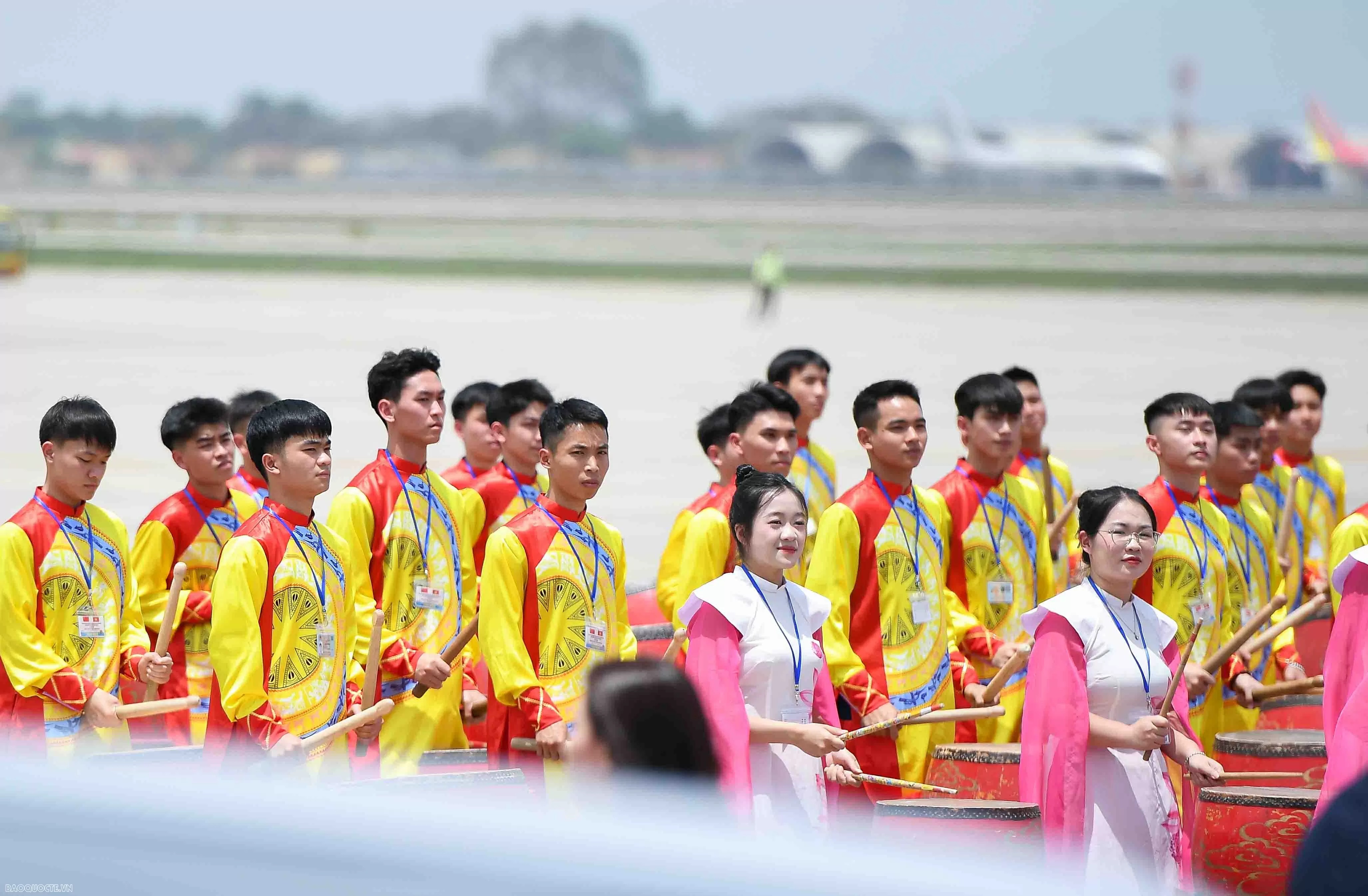 Sân bay Nội Bài rực rỡ trống, cờ hoa chào đón Tổng Bí thư, Chủ tịch Trung Quốc Tập Cận Bình. (Ảnh: Báo Thế giới và Việt Nam)