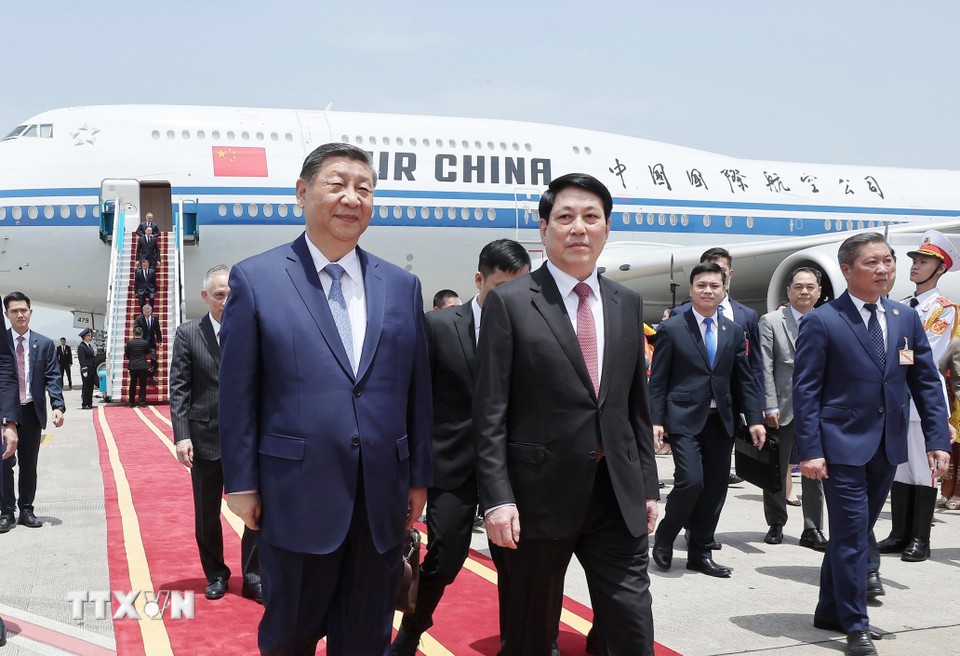 Ủy viên Bộ Chính trị, Chủ tịch nước Cộng hòa xã hội chủ nghĩa Việt Nam Lương Cường đón Tổng Bí thư, Chủ tịch Trung Quốc Tập Cận Bình. (Ảnh: TTXVN)