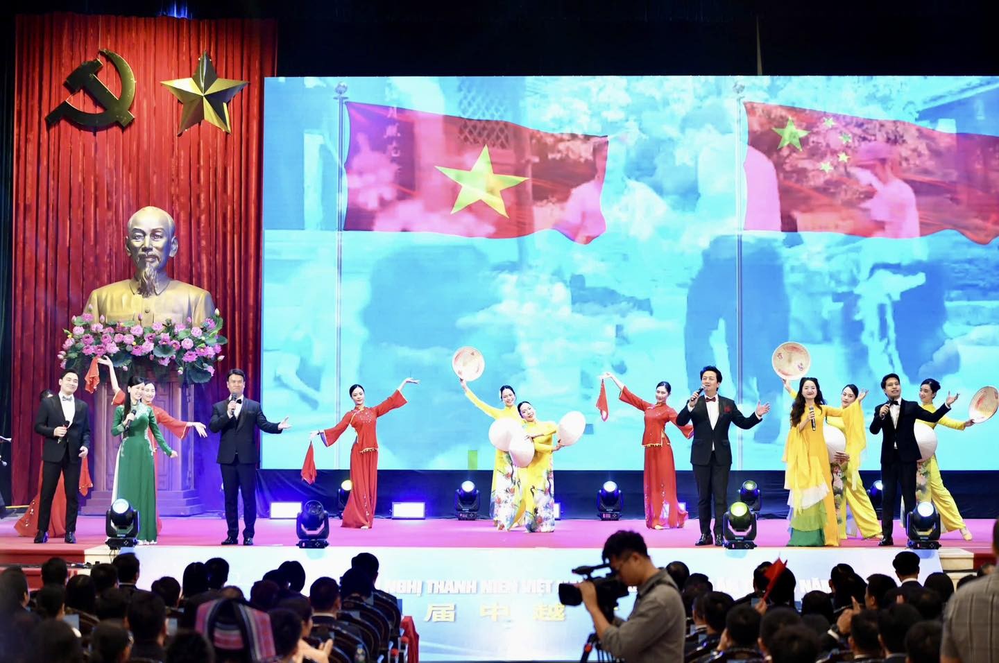 Một tiết mục văn nghệ tại chương trình Gặp gỡ hữu nghị thanh niên Việt Nam - Trung Quốc lần thứ 24. (Ảnh: Hội Liên hiệp Thanh niên Việt Nam)