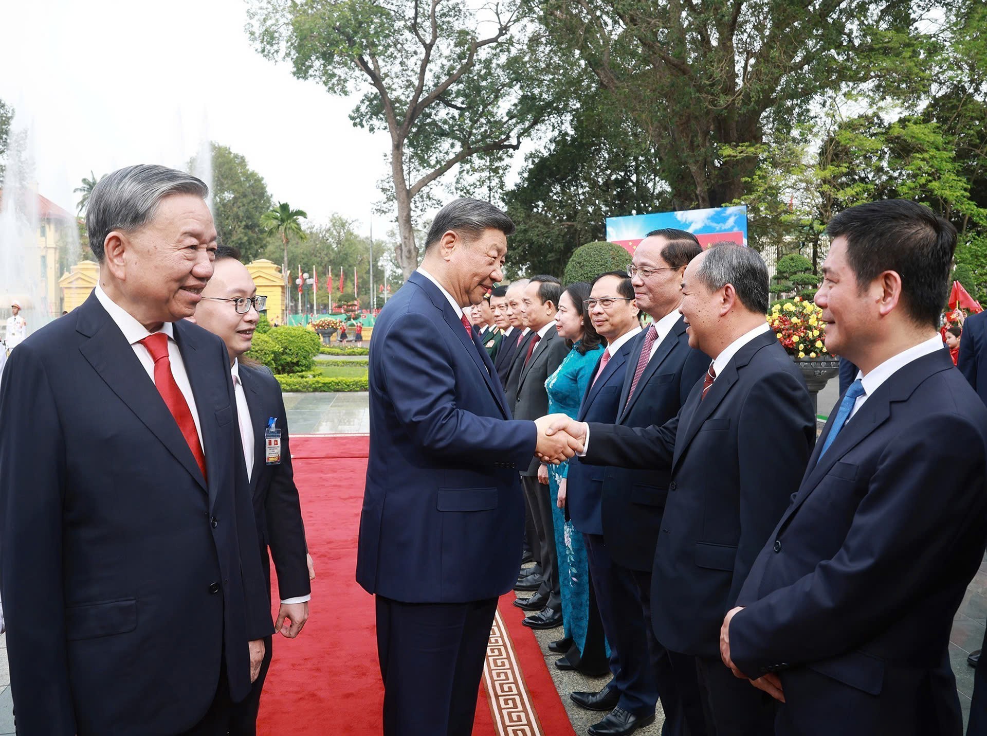 Tổng Bí thư Tô Lâm giới thiệu thành viên Đoàn cấp cao Việt Nam với Tổng Bí thư, Chủ tịch Trung Quốc Tập Cận Bình. (Ảnh: TTXVN) Tổng Bí thư Tô Lâm giới thiệu thành viên Đoàn cấp cao Việt Nam với Tổng Bí thư, Chủ tịch Trung Quốc Tập Cận Bình. (Ảnh: TTXVN)