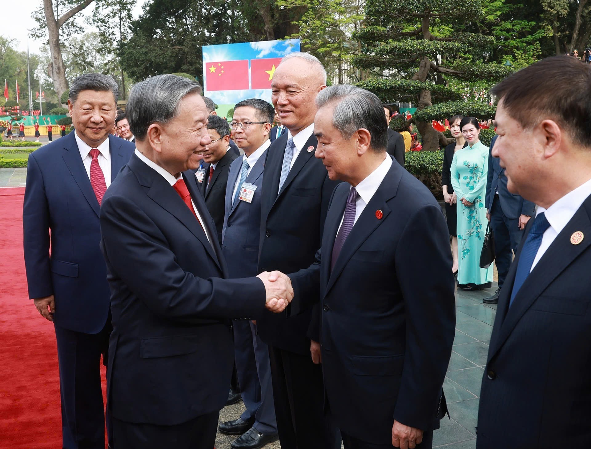 Tổng Bí thư Tô Lâm giới thiệu thành viên Đoàn cấp cao Việt Nam với Tổng Bí thư, Chủ tịch Trung Quốc Tập Cận Bình. (Ảnh: TTXVN) Tổng Bí thư Tô Lâm giới thiệu thành viên Đoàn cấp cao Việt Nam với Tổng Bí thư, Chủ tịch Trung Quốc Tập Cận Bình. (Ảnh: TTXVN)