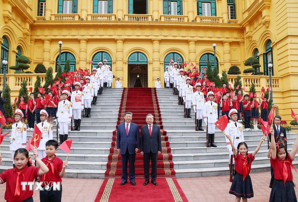 Tổng Bí thư Tô Lâm và Tổng Bí thư, Chủ tịch Trung Quốc Tập Cận Bình chụp ảnh chung. (Ảnh: TTXVN)