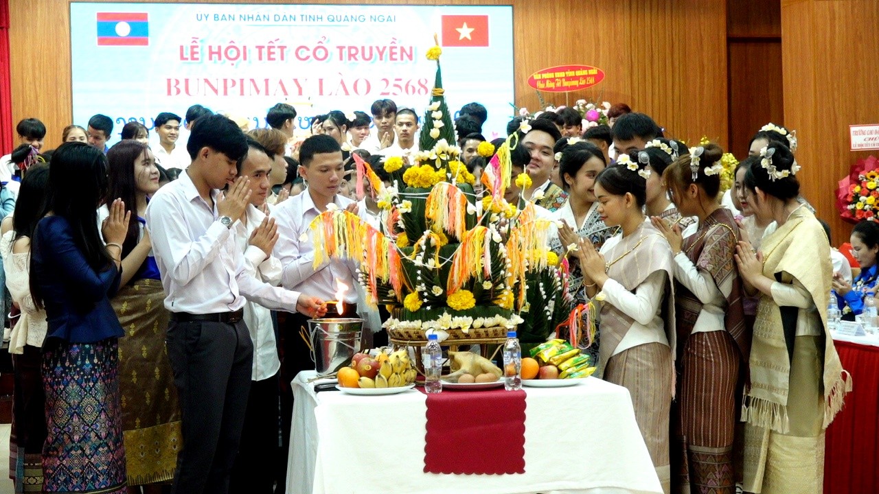 Ấm áp lễ hội đón Tết cổ truyền cho sinh viên Lào và Campuchia