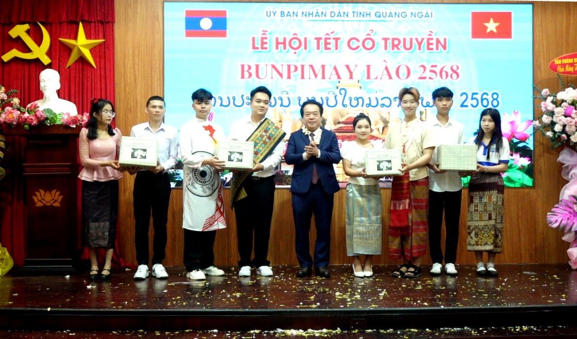 Phó Chủ tịch UBND tỉnh Võ Phiên tặng quà chúc mừng năm mới cho các sinh viên Lào đang theo học tại các trường đại học, cao đẳng trên địa bàn tỉnh