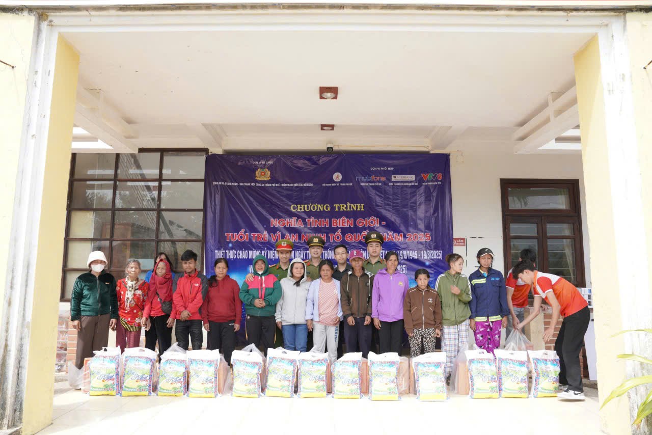 2. Khánh thành công trình “Thắp sáng bước chân em - Đường cờ Tổ quốc”