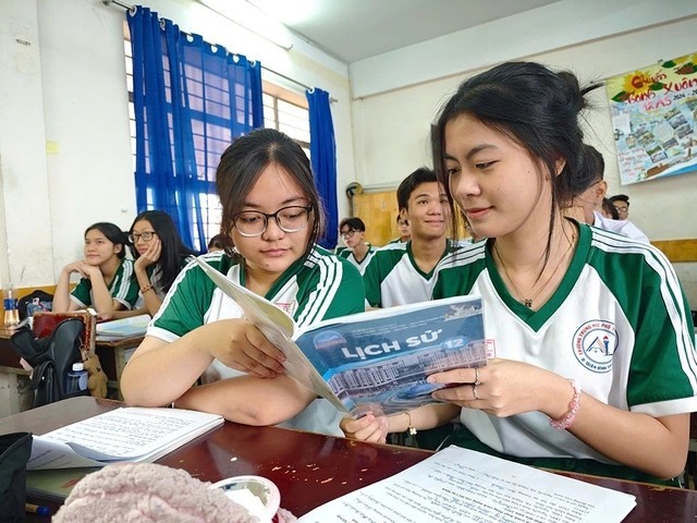Thi tốt nghiệp THPT 2025: Khi nào được miễn thi Ngoại ngữ?