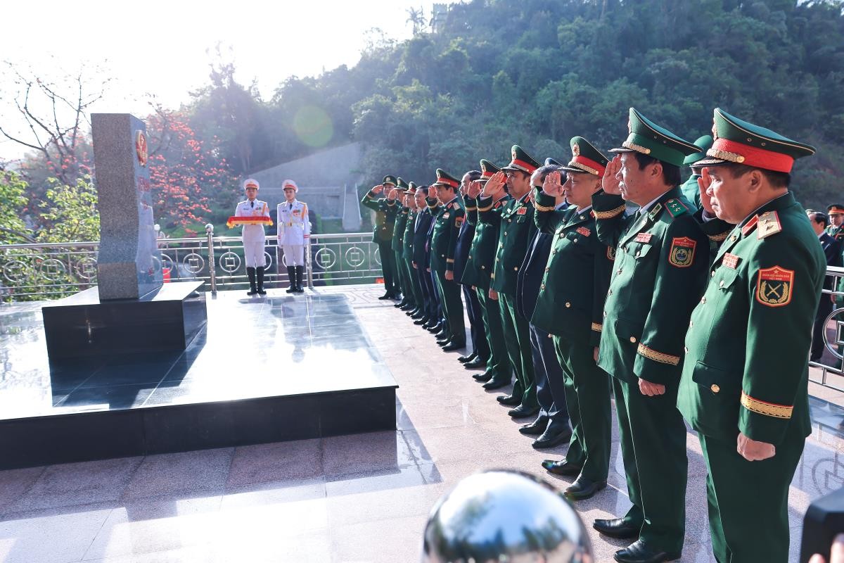 Đại tướng Phan Văn Giang cùng đoàn đại biểu cấp cao Bộ Quốc phòng Việt Namthực hiện nghi thức chào và tô son cột mốc 1116 tại Cửa khẩu Quốc tế Hữu Nghị . (Ảnh: Báo Biên phòng)